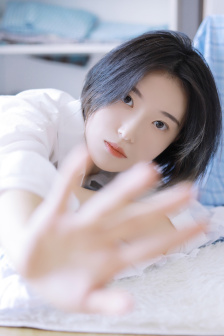 麻豆白色蕾丝连衣裙
